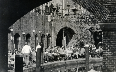 401432 Gezicht op het terras op de werf aan de Oudegracht te Utrecht, ter hoogte van de Stadhuisbrug.